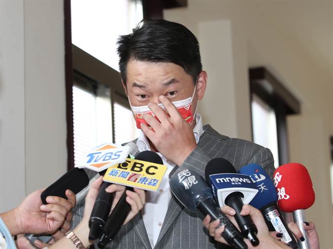 針對日前以台語質詢國防部長邱國正時為了傳譯問題而發生口角，立委陳柏惟30日在立法院表示，他從來沒有逼誰一定要學台語。（姚志平攝）