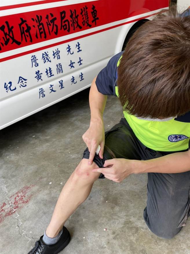 新竹县消防局竹东消防分队2名消防员，清晨执行救护勤务时，遭患者拳打脚踢，全身多处伤痕。（翻摄照片／庄旻静新竹传真）