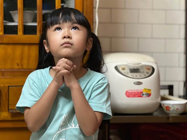 北台中家扶中心发起「千元千锅」幸福推手徵募计画，邀请社会大眾赞助每户1000元，捐助1238户蒸煮锅与物资包适应疫后新生活。（北台中家扶中心提供／王文吉台中传真）