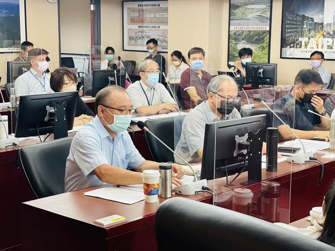 北市資訊局長呂新科（右一）。（張穎齊攝）