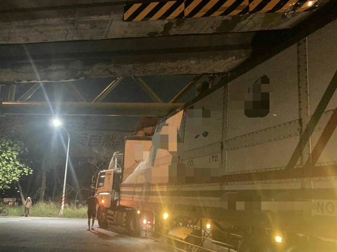 一部联结车29日误闯楠梓区国1下方的限高涵洞，导致进退不得。（翻摄照片／林瑞益高雄传真）