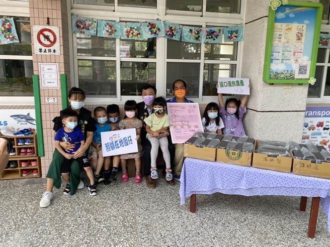 溪口乡长孙维聪及黑米农民邱志金今天到乡内各学校分送无毒黑米。（溪口乡公所提供／张亦惠嘉县传真）