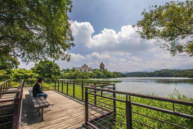 峨眉湖環湖步道原有步道及設施日前完成改善，開放遊客進入遊憩。（羅浚濱攝）