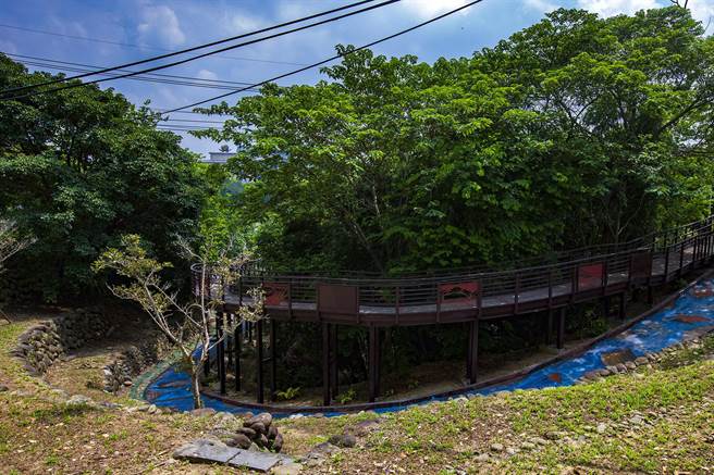 峨眉湖環湖步道原有步道護欄脫漆，已重新上漆完成驗收，開放遊客進入遊憩。（羅浚濱攝）