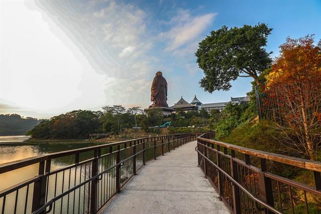 參山處將投入3億元打造峨眉湖環湖步道，在湖邊打樁立樁完成靜心段等處步道。（羅浚濱攝）