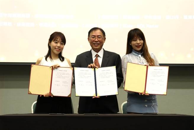 台湾新媒体发展协会理事长陈义文主持网红签约仪式(图/太阳星网路科技公司提供)