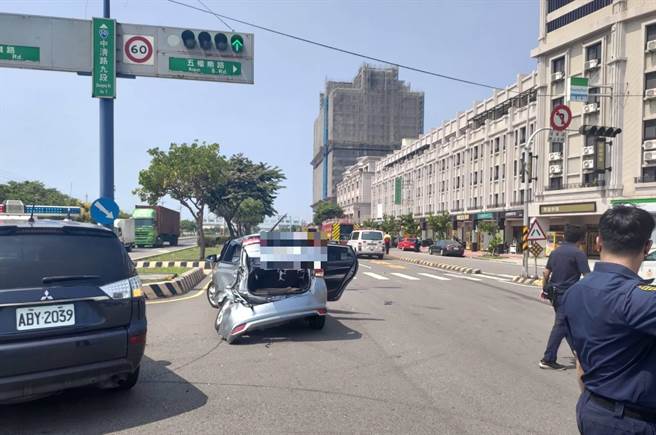 洪姓男子驾驶小客车疑未遵守交通号志闯红灯，与预拌混凝土车相撞。（民眾提供）