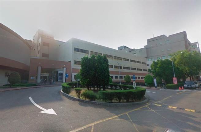 蔡姓女子2019年透过高雄荣总护理站的仲介名片，聘请越南籍看护，事后遭查获是非法外劳，因此挨罚10万元，她提诉愿遭驳回再提行政诉讼，雄地院认为蔡女未善尽查证义务有过失，仍判驳回。（取自GoogleMap／袁庭尧高雄传真）