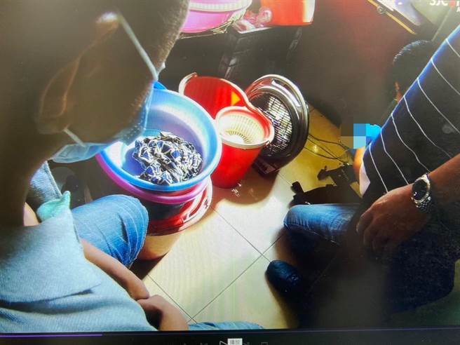 警方接获通报，在住户同意后进入搜索，查获1把枪枝、5颗子弹。（基隆市警局提供／陈彩玲基隆传真）