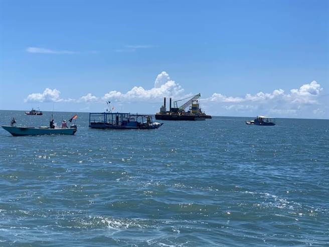 雲林地檢署偵辦去年在口湖鄉外海有漁民稱漁網遭離岸風電工程施工絞網毀損向達德能源公司詐取賠償金及包圍允能風力發電公司工程船妨害施工等案件，檢方29日偵查終結，21名漁民中有12人被起訴。（雲林地檢署提供）