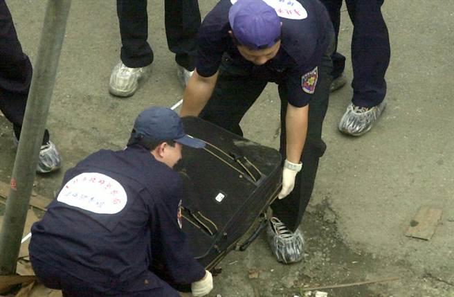 2001年2月，台北市文山区发生一起「箱尸」案，男性死者被塞进一行李箱，鑑识人员赴现场开箱验尸。（中时资料照 郑超文摄） 
