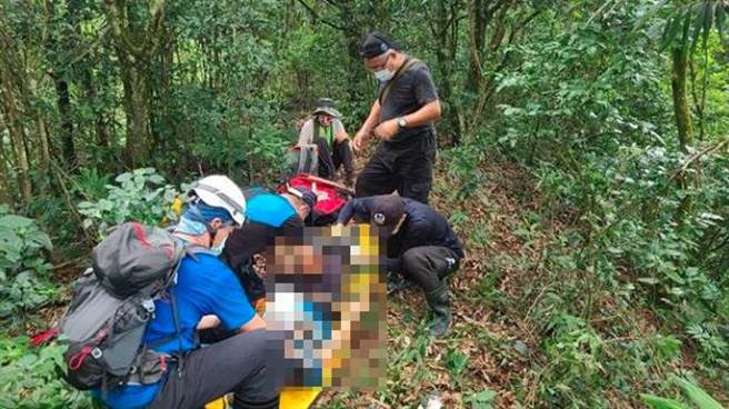 屏东72岁男登真笠山疑发生山难，无生命迹象送医抢救中。（屏东消防局提供／谢佳潾屏东报导）
