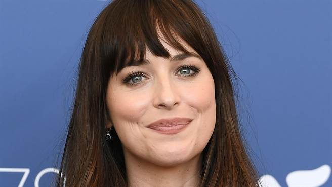达珂塔强生（Dakota Johnson）在电影首映会上，穿着透视镂空马甲衣登红毯。（图／达志影像）