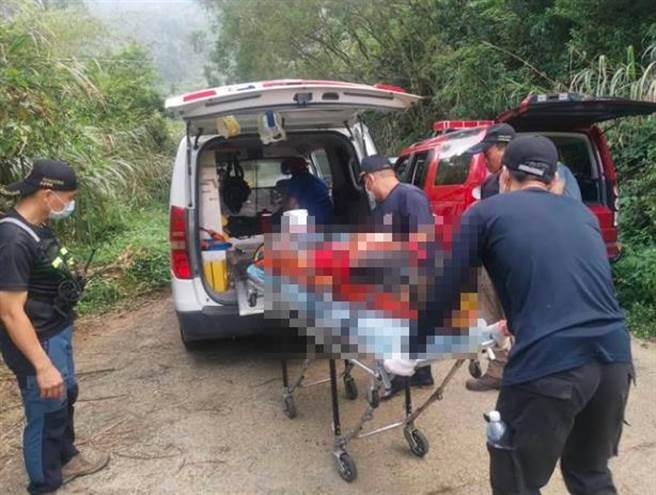 屏东72岁男登真笠山疑发生山难，无生命迹象送医抢救中。（屏东消防局提供／谢佳潾屏东报导）