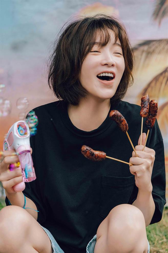 蔡淑臻打破形象扮邋遢女医生。（公视提供）