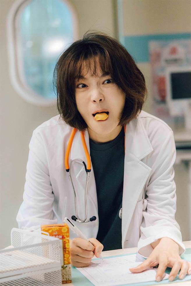 蔡淑臻完美演绎疯狂女医生。（公视提供）