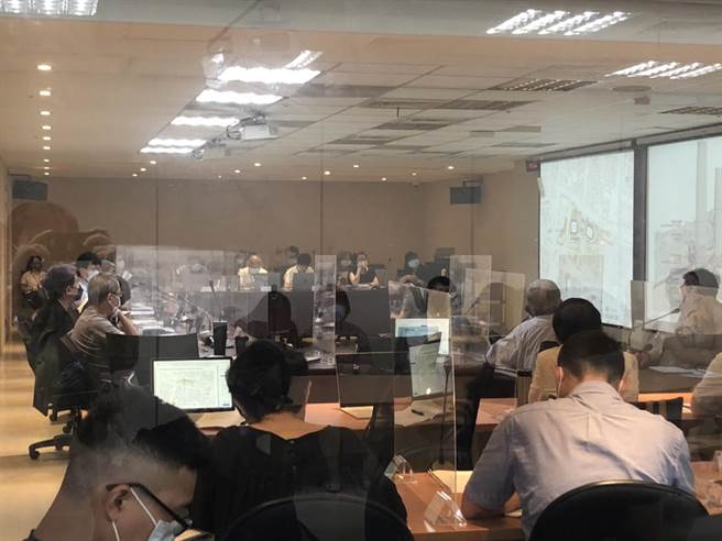 北市都市設計審議委員會今審議台北雙子星開發案。（楊亞璇攝）