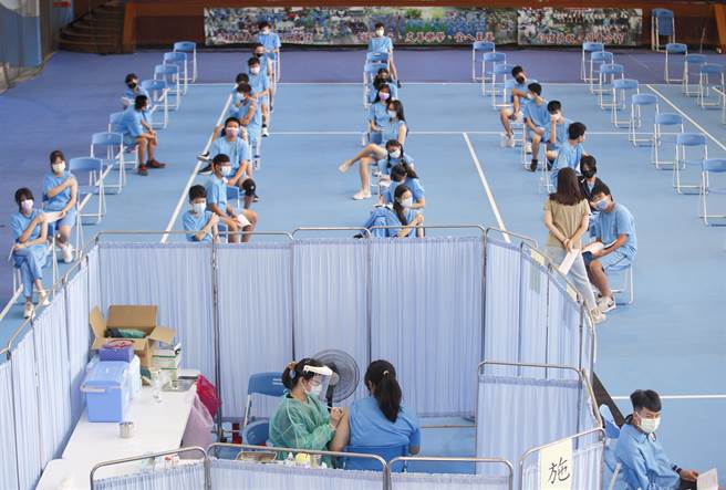 女大生打BNT后尿失禁，医曝可能原因，提醒民眾若下泌尿道症状，合併发烧、畏寒与尿痛尽快就医。图为接种站画面。（张铠乙摄）