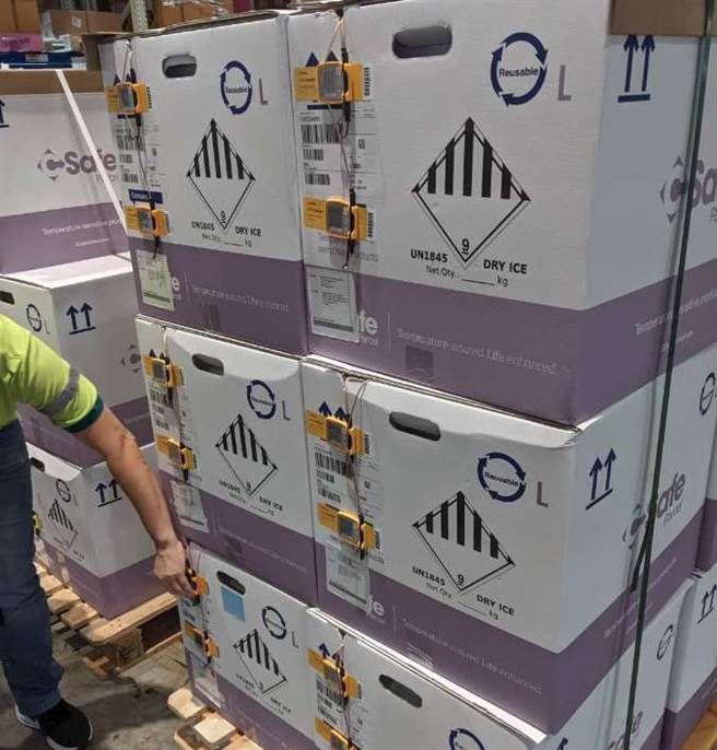 圖為首批客製化BNT外包裝。(指揮中心提供)