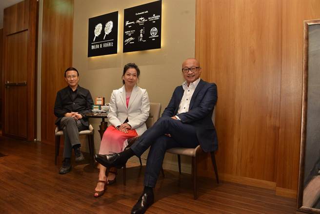 （左起）八方新气创办人王侠军、英联食品台湾香港总经理张引璋、慕舍酒店负责人王劭仁。（唐寧茶提供）