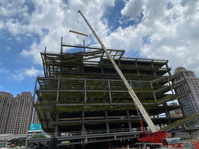 桃园市立图书总馆「生命树」总经费高达31.5亿，去年中上梁，力拚明年10月开馆。（蔡依珍摄）