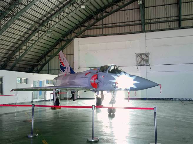 國慶晚會選在新竹空軍基地舉辦，現場將展示兩架20周年紀念塗裝幻象戰機。（邱立雅攝）