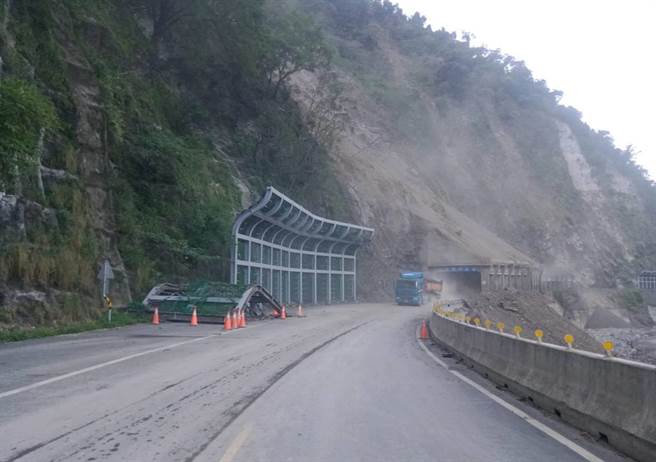 桃源區梅蘭明隧道今天上午開放雙向通行，三工處建議小型車及機車行駛梅蘭河床便道相對安全，大貨車可走梅蘭明隧道。(公路總局甲仙工務段提供／林雅惠傳真)