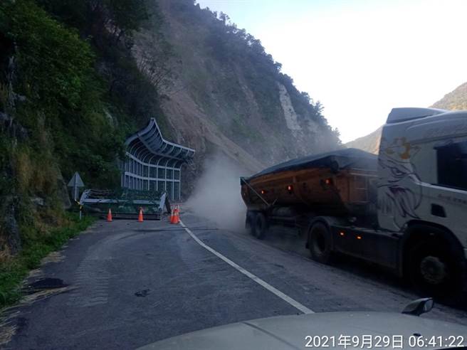 桃源區梅蘭明隧道今天上午開放雙向通行，三工處建議小型車及機車行駛梅蘭河床便道相對安全，大貨車可走梅蘭明隧道。(公路總局甲仙工務段提供／林雅惠傳真)