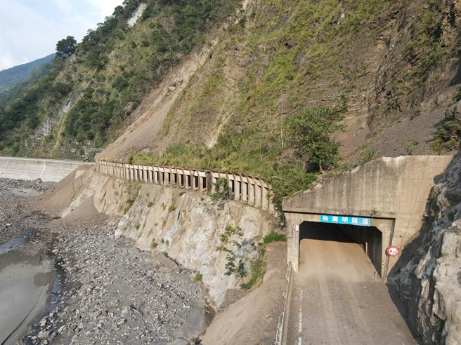 桃源區梅蘭明隧道今天上午開放雙向通行，三工處建議小型車及機車行駛梅蘭河床便道相對安全，大貨車可走梅蘭明隧道。(公路總局甲仙工務段提供／林雅惠傳真)