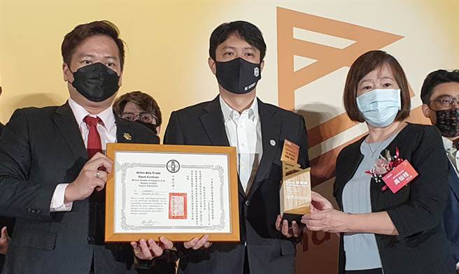 得奖品牌之一：展逸国际企业股份有限公司［BE HEROES］张宪铭董事长(中)。