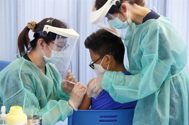 第一批客制化标籤BNT疫苗抵达台湾，合计共有140万剂，新北市卫生局长陈润秋今在疫情说明会表示，所有疫苗到位后，新北都为视中央统一调配状况安排接种地点为民眾施打，而新北校园BNT疫苗今天已完成施打。图为北市至善国中的学生在护理师的安抚下，完成接种。（张铠乙摄）