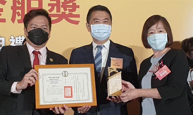 得奖品牌之一：全网行销股份有限公司［好卖+］林志清总经理(中)。