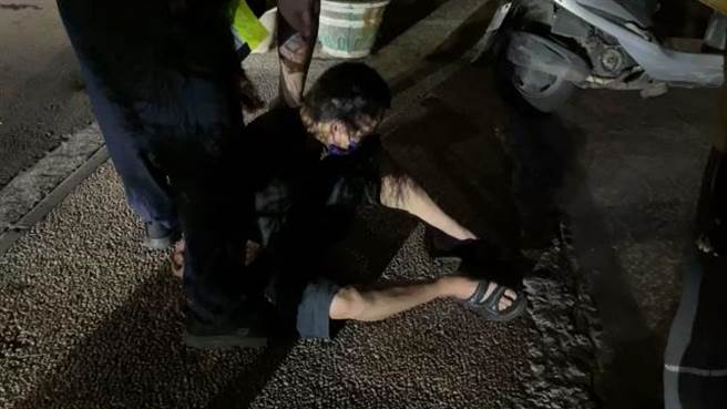 吕姓男子为了躲避拦查竟开枪击伤员警，最后仍被警方当场 压制逮捕。（胡健森翻摄）