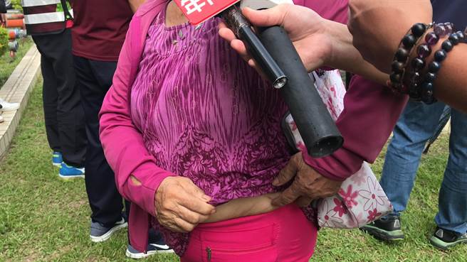 屏东县高树乡骇人「挖眼案」引眾怒，新南村民30日在网路红人徐奕的带领下，临时动员1台游览车到屏东卫生局陈情。（谢佳潾摄）