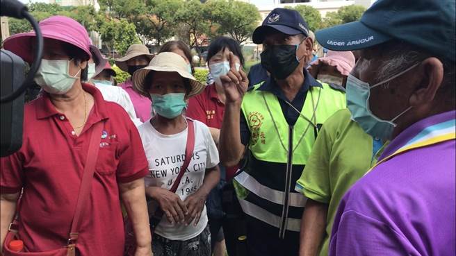 屏东县高树乡骇人「挖眼案」引眾怒，新南村民30日在网路红人徐奕的带领下，临时动员1台游览车到屏东卫生局陈情。（谢佳潾摄）