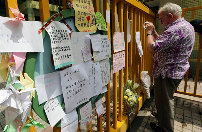 8岁女童遭龚重安残忍割颈不治，曾教导过女童的外籍教师Reek 31日来到校园，将写给女童的信贴在校门口。（中时资料照 黄世麒摄） 