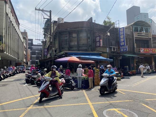 桃园市中坜区72岁梁姓老妇在某蔬果行拿了青葱忘了结帐，遭店家制止并报案，警方到场后依窃盗罪嫌送办。（读者提供）

