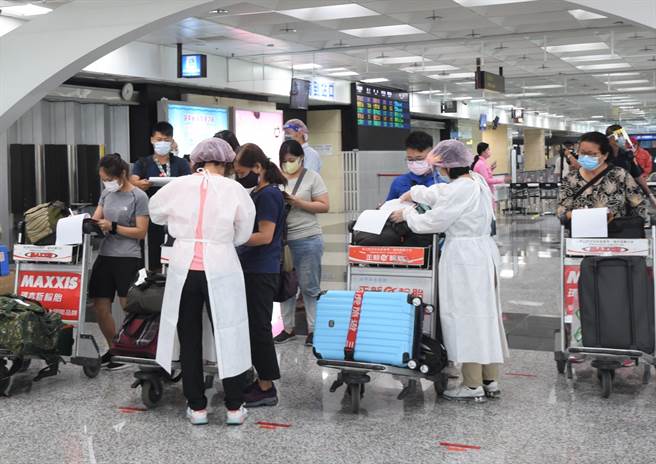 因应民眾双十节返乡过节及旅游需求，民航局30日宣布离岛航线规画第2波加班机，澎湖航线再提供2912个座位数，10月1日上午9时统一开放订位及购票。（资料照，陈可文摄）