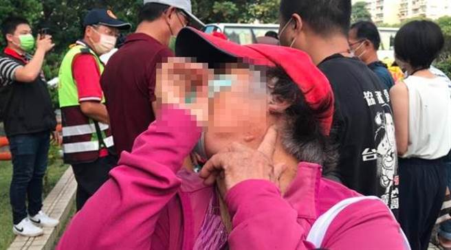 屏东县高树乡骇人「挖眼案」引眾怒，新南村民30日在网路红人徐奕的带领下，临时动员1台游览车到屏东卫生局陈情。（谢佳潾摄）