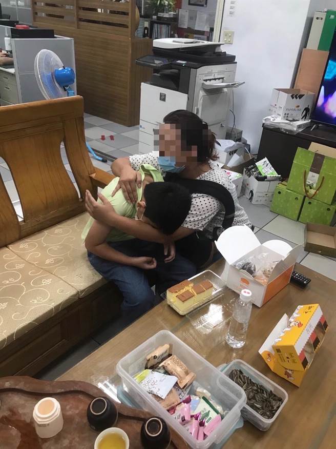 桃园市1名男童因为贪玩走丢，所幸被员警带回派出所，男男男童母亲也在派出所拥抱。（翻摄照片）