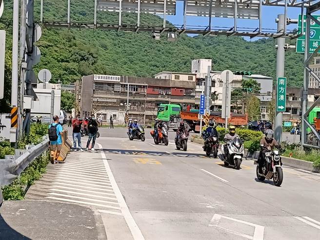 來自全台各地的大型重機騎士，騎著自己的愛車依序進入蘇花改 ，場面十分壯觀。（胡健森攝）