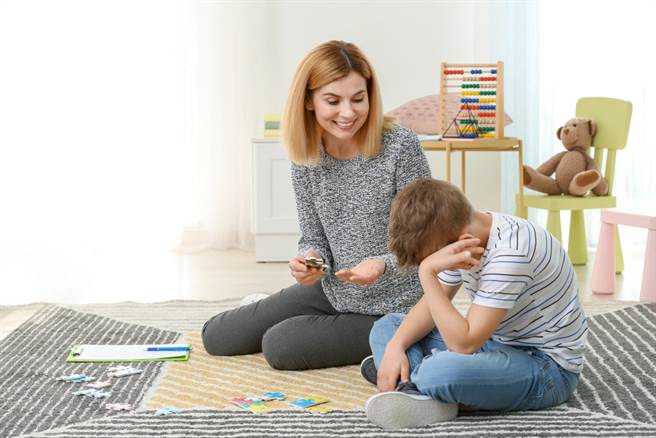 發現自己的孩子可能有發展遲緩時，請先不要驚慌，這並不少見。(示意圖／Shutterstock)