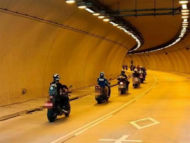 來自全台各地的大型重機騎士，騎著自己的愛車依序進入蘇花改 ，場面十分壯觀。（胡健森攝）