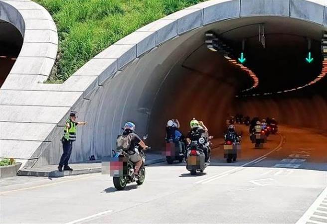 來自全台各地的大型重機騎士，騎著自己的愛車依序進入蘇花改 ，場面十分壯觀。（胡健森攝）