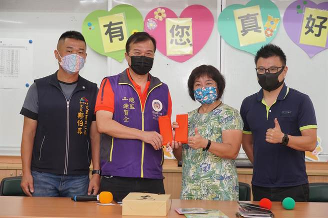 大里大元国小有3个小朋友，家庭突遭变故，300C1区狮子会总监谢贺全（左2）30日在立仁里长郑伯其（左1）陪同下带来救助金来帮忙，由校长游玉芬（右2），代为接受。（黄国峰摄）
