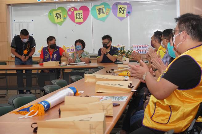 大里大元国小有3个小朋友，家庭突遭变故，经济陷困难，300C1区狮子会总监谢贺全号召分会会长们一起来捐款帮忙，9月30日到大元国小举行小小的捐赠仪式。（黄国峰摄）