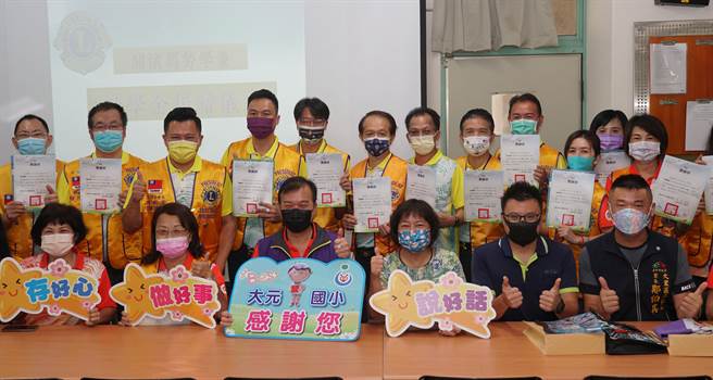 大里大元国小有3个小朋友，家庭突遭变故，经济陷困难，300C1区狮子会总监谢贺全号召分会会长们一起来捐款帮忙，盼这份爱能传承，各界携手一起创造有爱、有心、更有力的祥和城市。（黄国峰摄）
