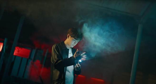 陈零九包办《诡扯》主题曲词曲创作并担任制作人。（滚石提供）