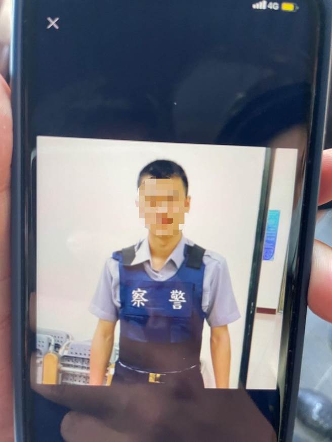 兩年前舊制服的警察照片，被真警察一眼拆穿。（警方提供）