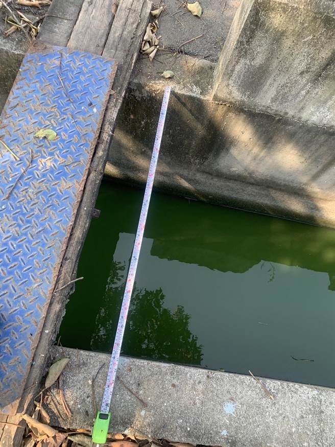 麻豆林姓老翁（中）於埤頭里迷路，牽著腳踏車想穿越狹小便道，不慎跌入水圳。（讀者提供／劉秀芬台南傳真）